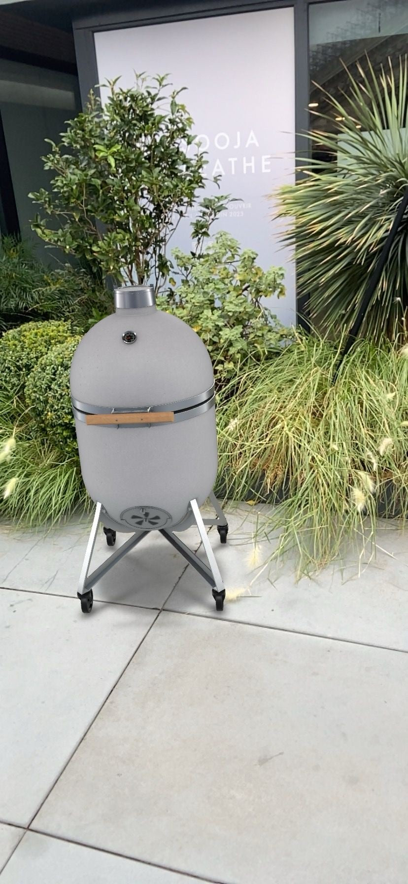 Compadre Grillofen virtuell auf eine Terrasse mit Pflanzen gestellt