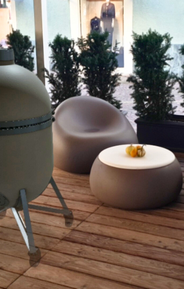 Compadre Grillofen virtuell auf eine Terrasse mit Loungemöbeln gestellt