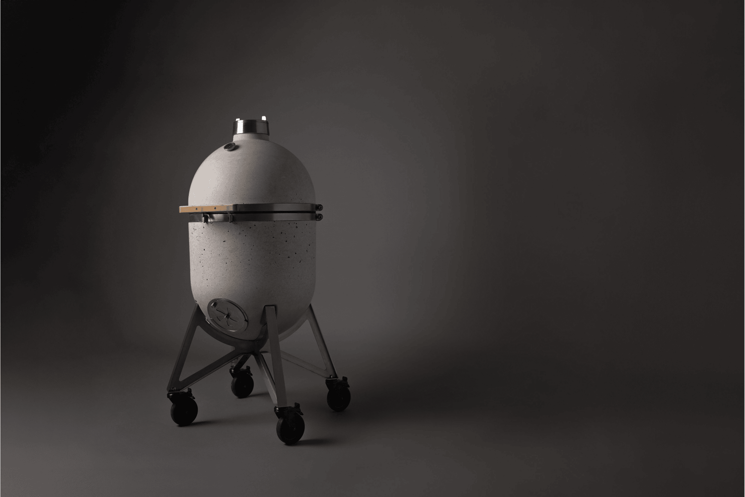 Der Compadre Grill & Ofen vor dunklem Hintergrund