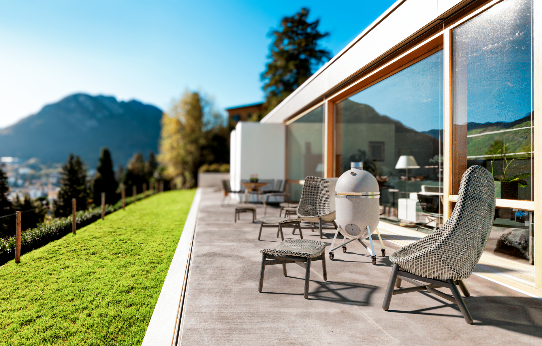 Compadre Grillofen auf Terrasse moderne Architektur Alpen