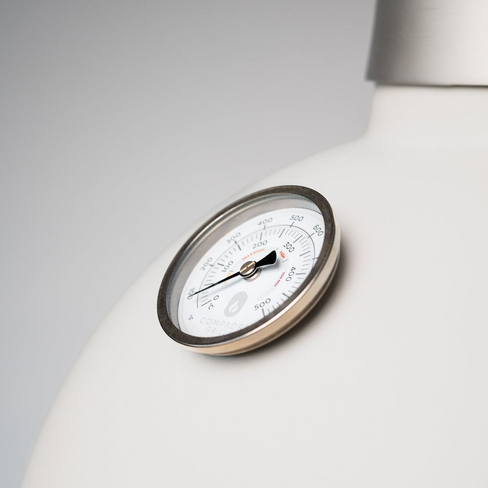 Der Compadre Grill & Ofen mit Deckel und Thermometer in der Nahaufnahme