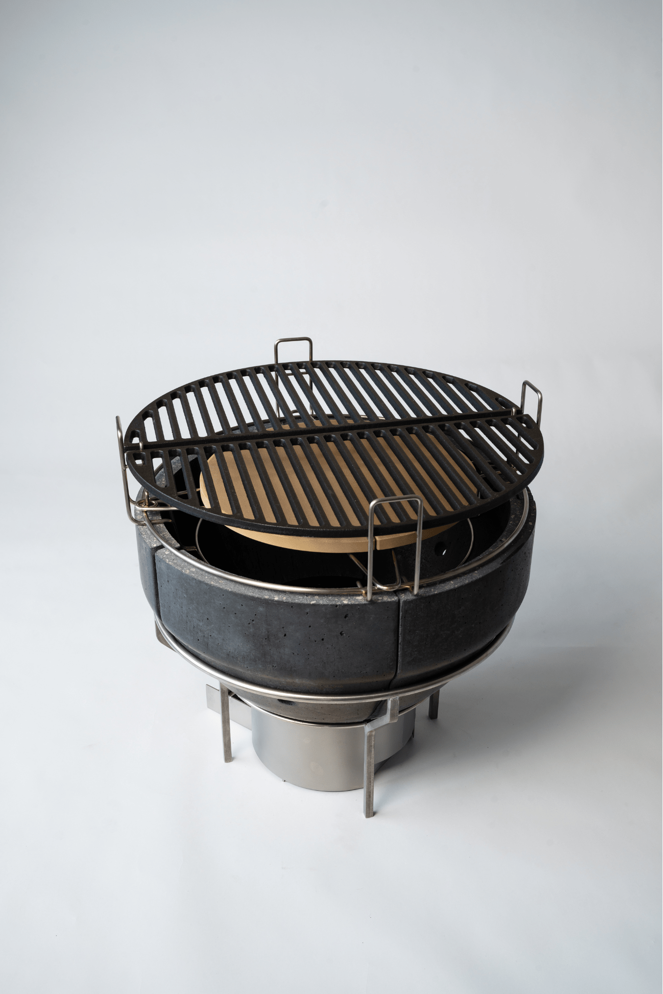 Das Innenleben des Compadre Grill & Ofen mit Rostsystem, Feuerkorb und Lufttrichter