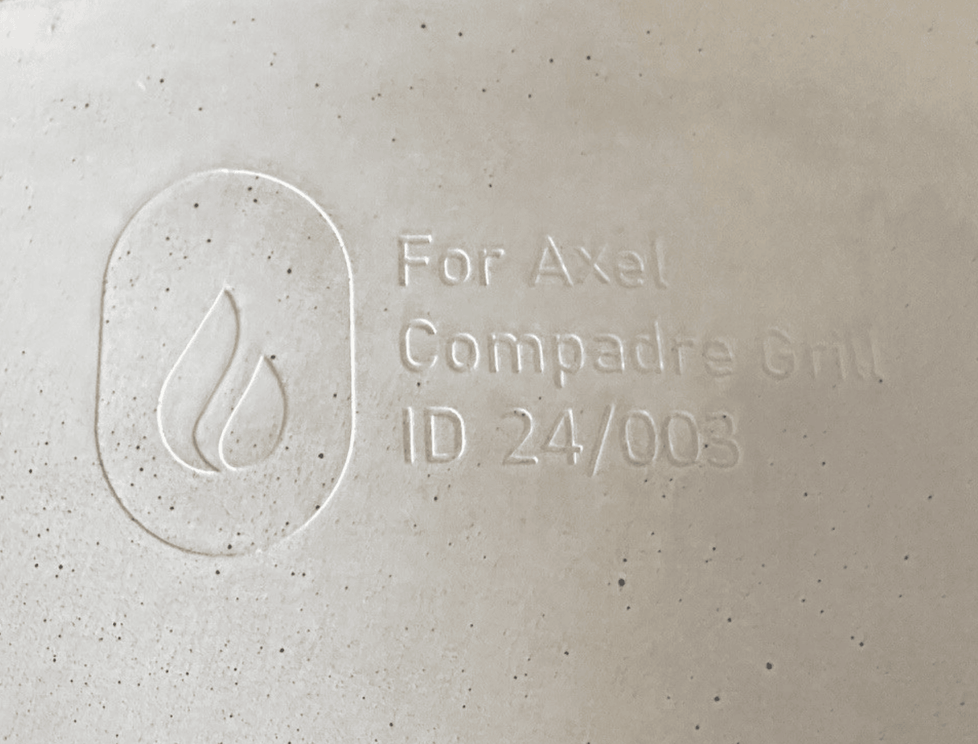 Der Compadre Grill & Ofen aus Beton in Nahaufnahme mit personalisiertem Namen des Besitzers