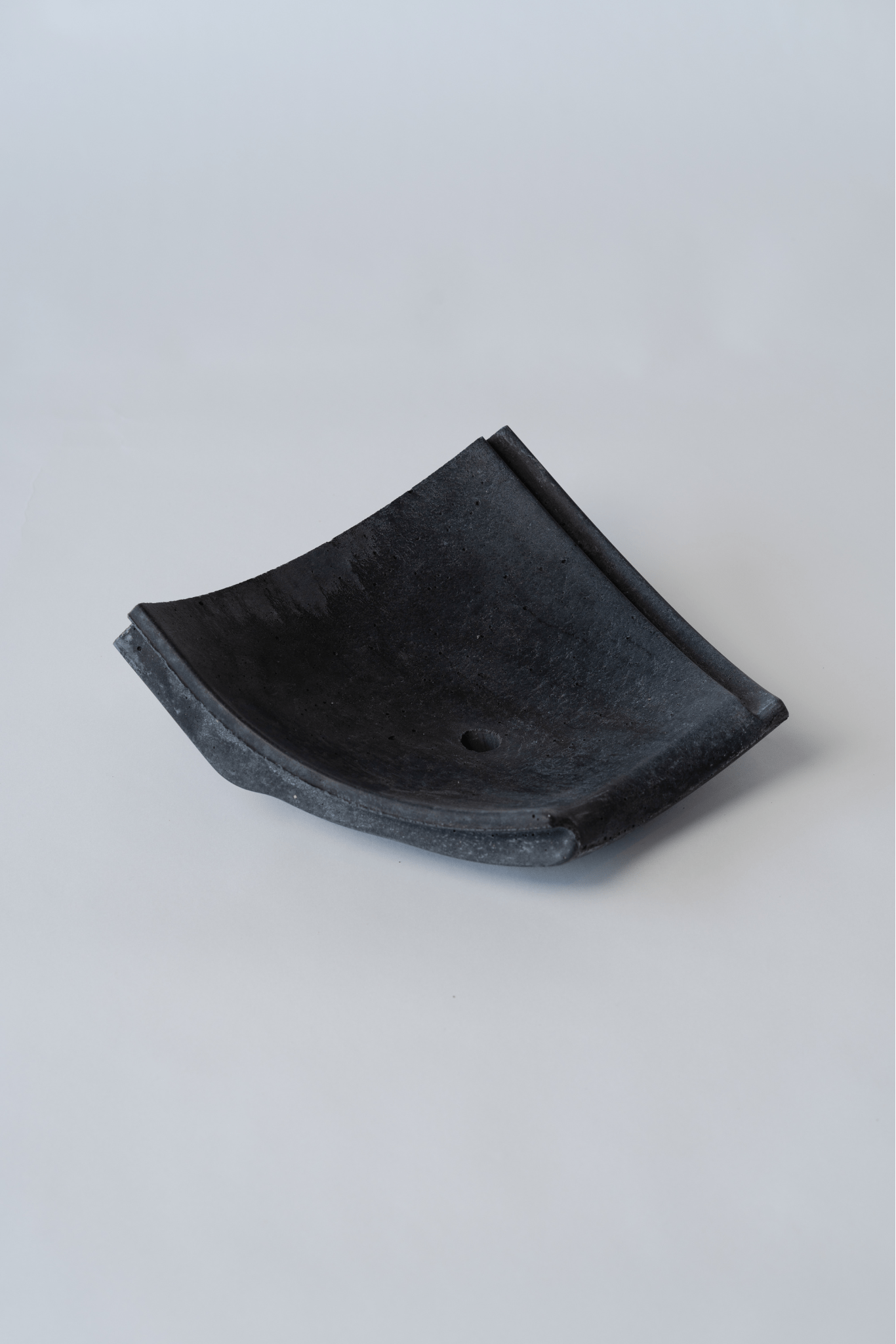 Ein Segment des Compadre Grill & Ofens aus anthrazitfarbenem Speicherbeton