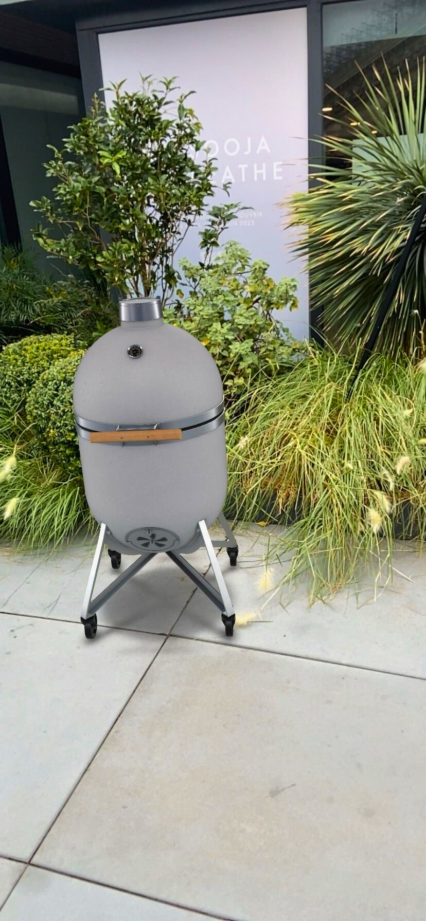 Compadre Grillofen virtuell auf eine Terrasse mit Pflanzen gestellt
