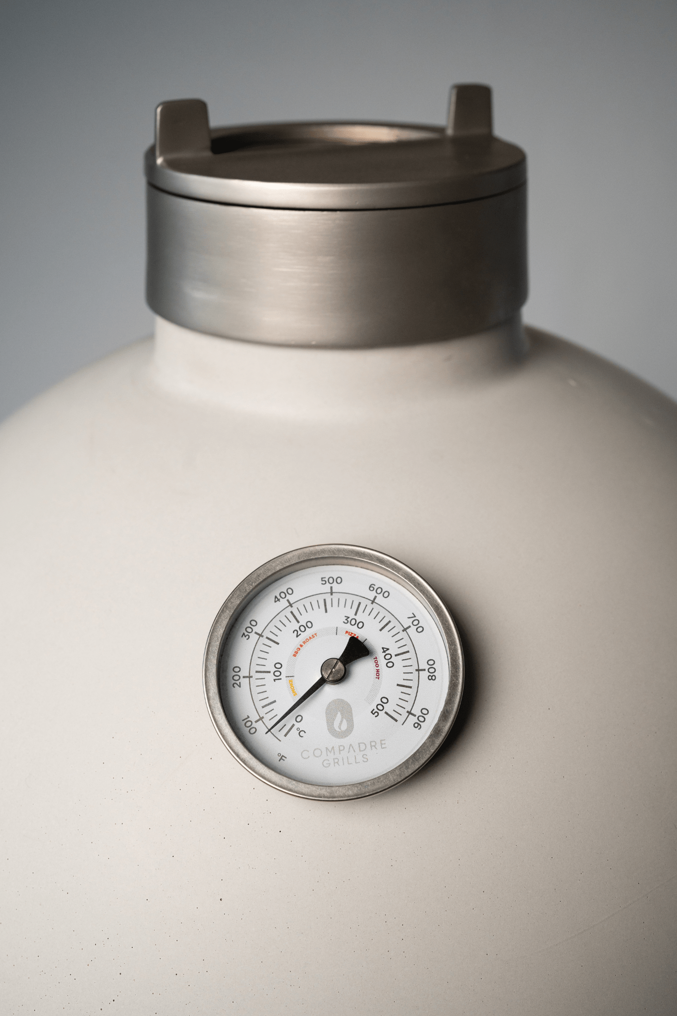 Der Compadre Grill & Ofen in der Nahansicht mit Beton-Oberfläche und Thermometer