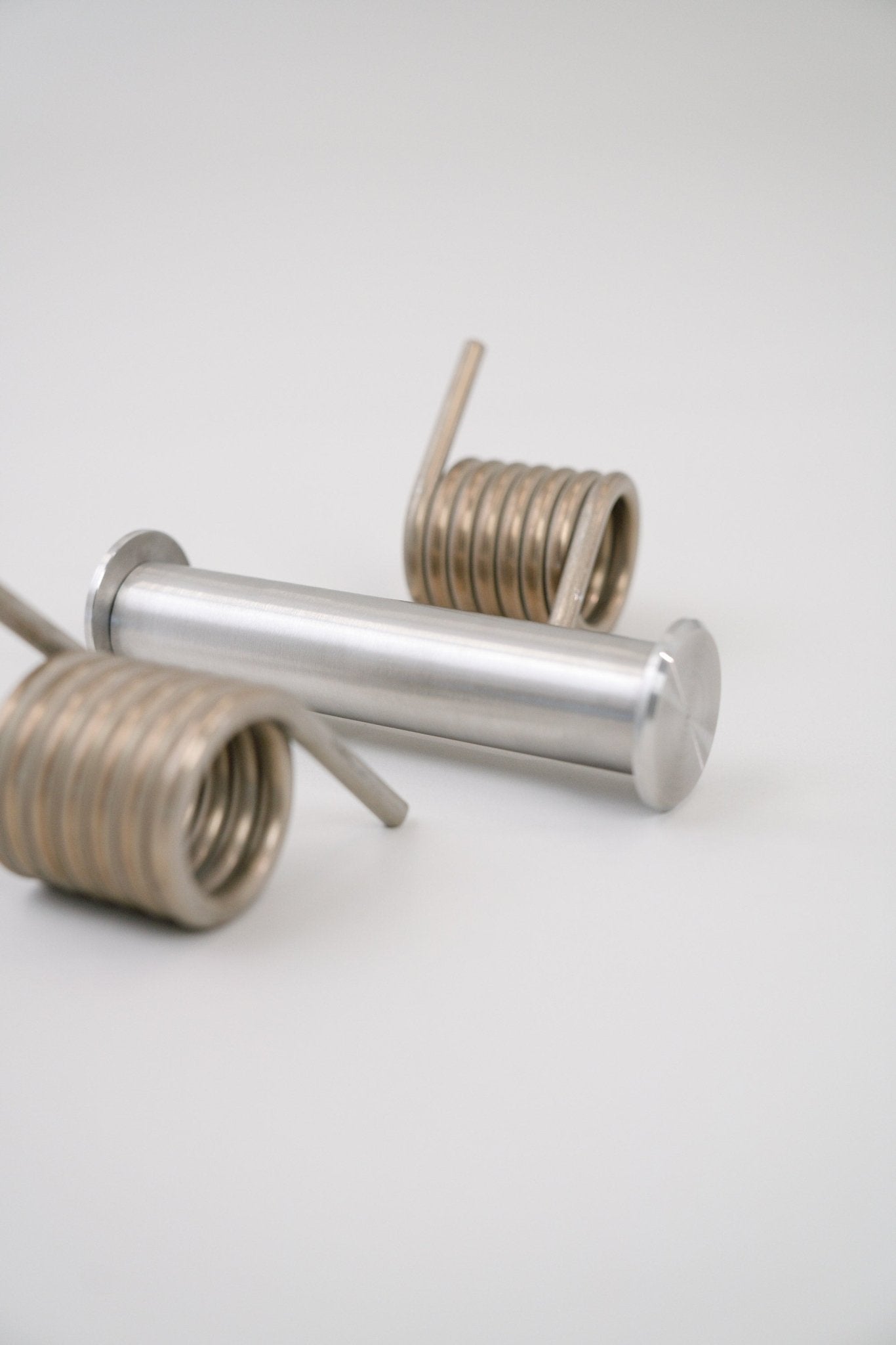 Die Bauteile des Feder Mechanismus des Compadre Grill & Ofen aus Edelstahl