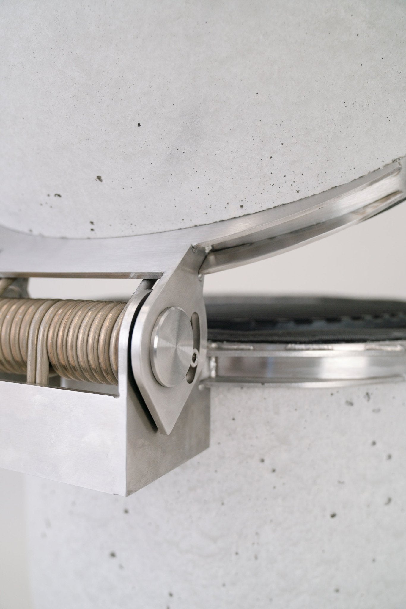 Der Feder Mechanismus aus massivem Edelstahl des Compadre Grill & Ofen