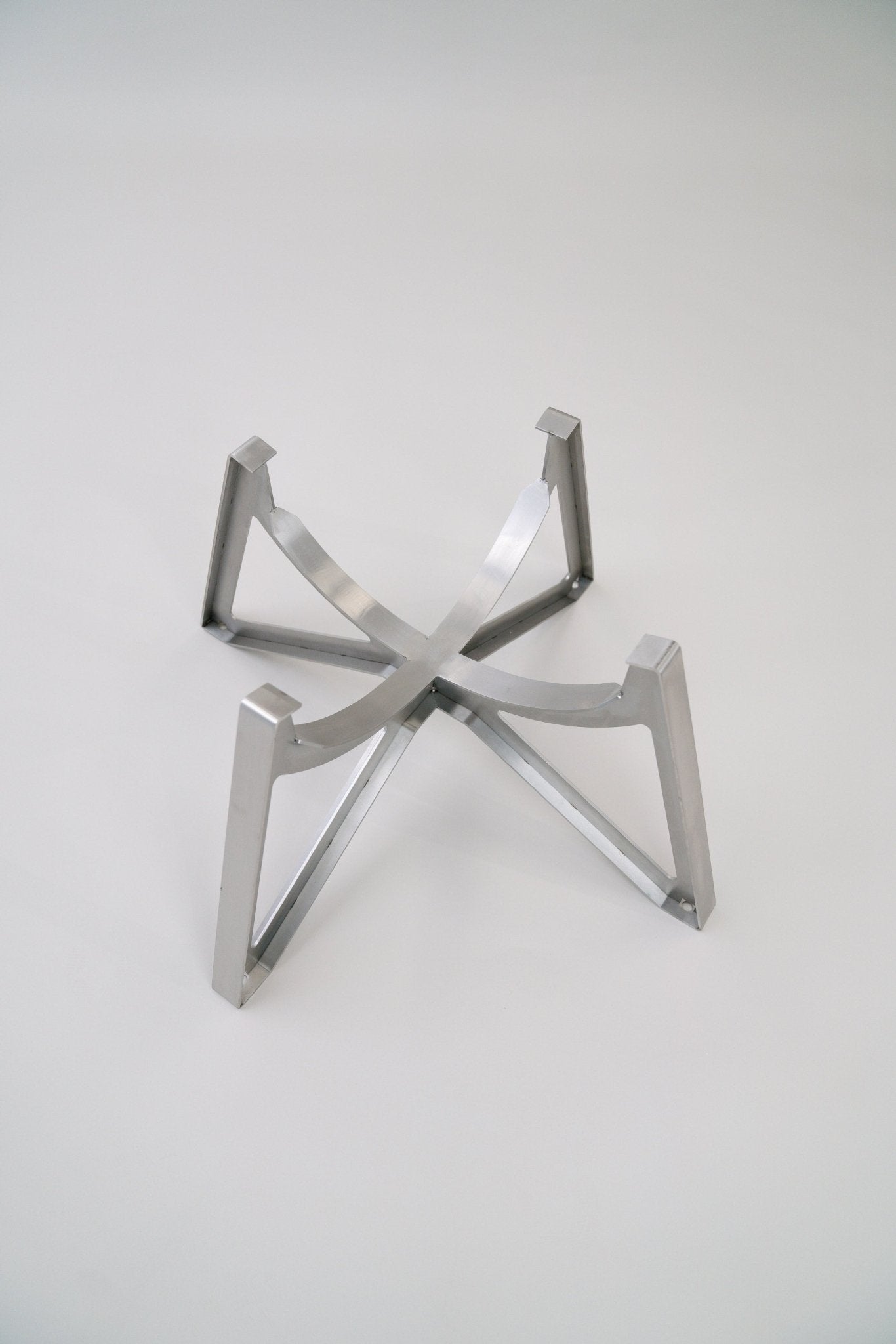 Das Gestell des Compadre Grill & Ofen mit Gestell aus Edelstahl