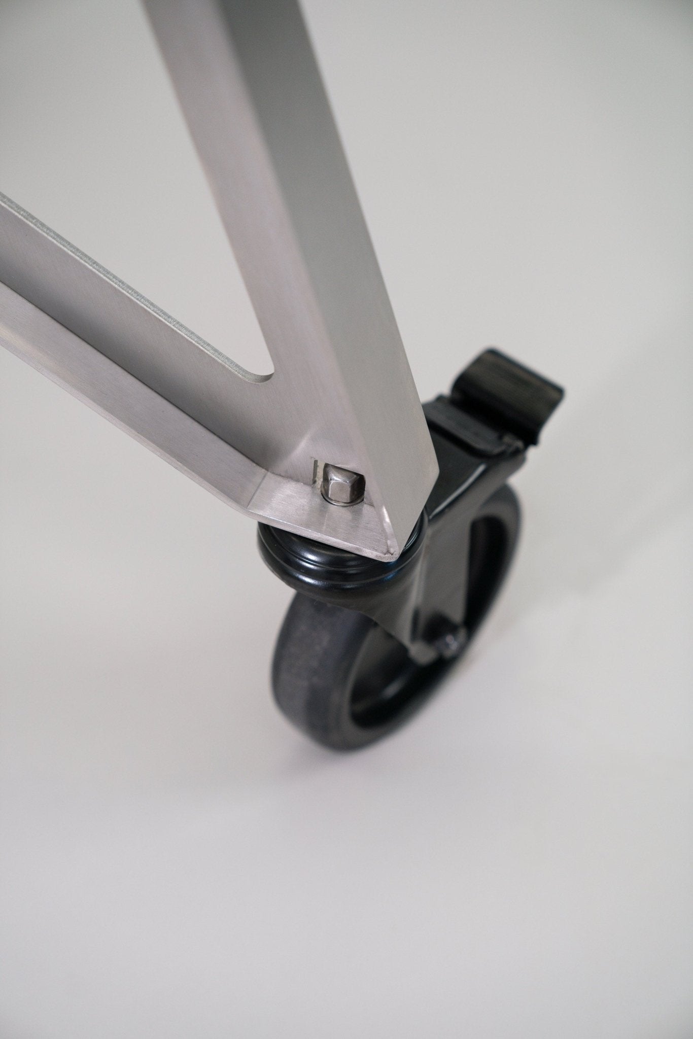 Die Rollen des Compadre Grill & Ofen mit Gestell aus Edelstahl glasperlengestrahlt