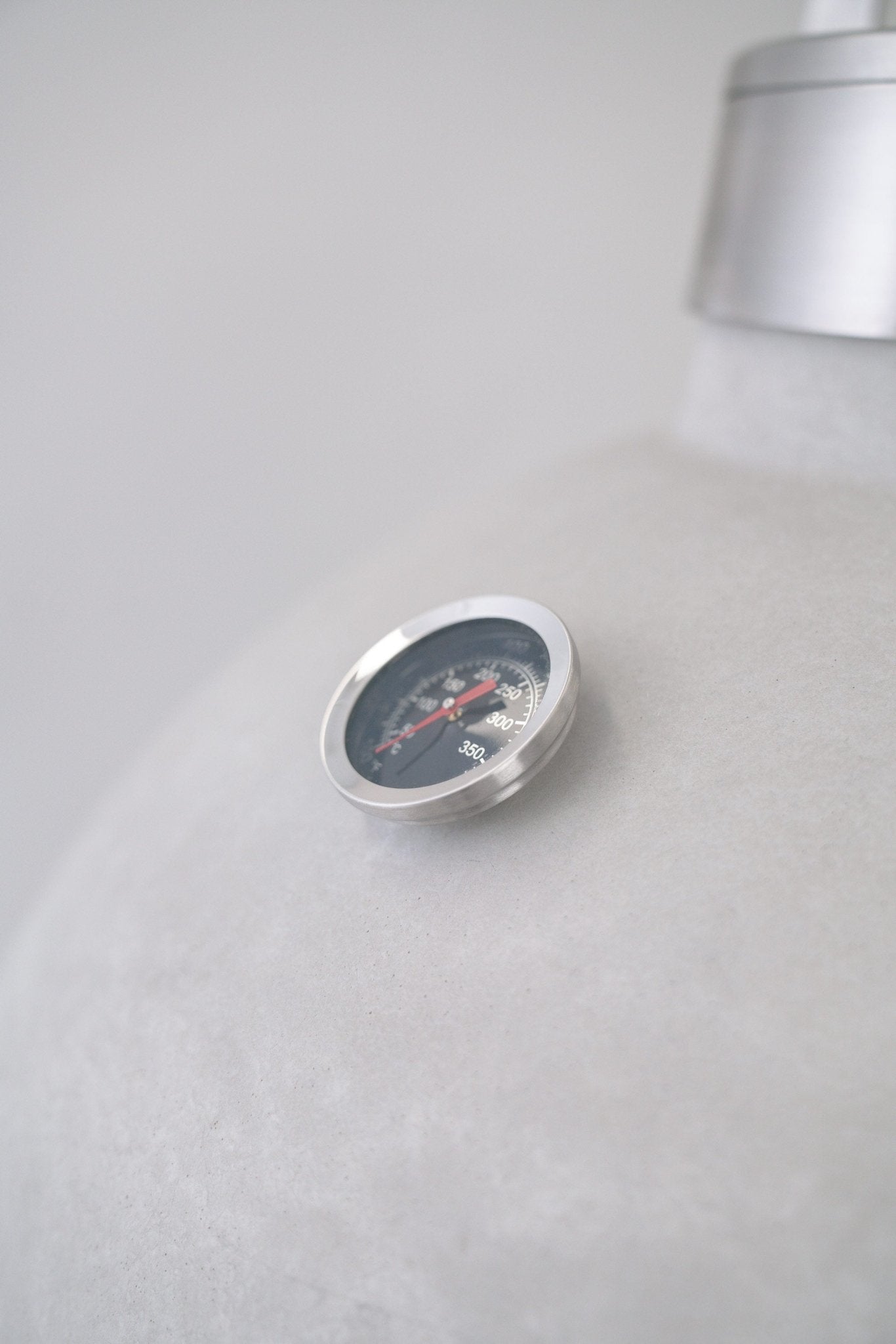 Das Thermometer des Compadre Grill & Ofen in der Early Friends Edition