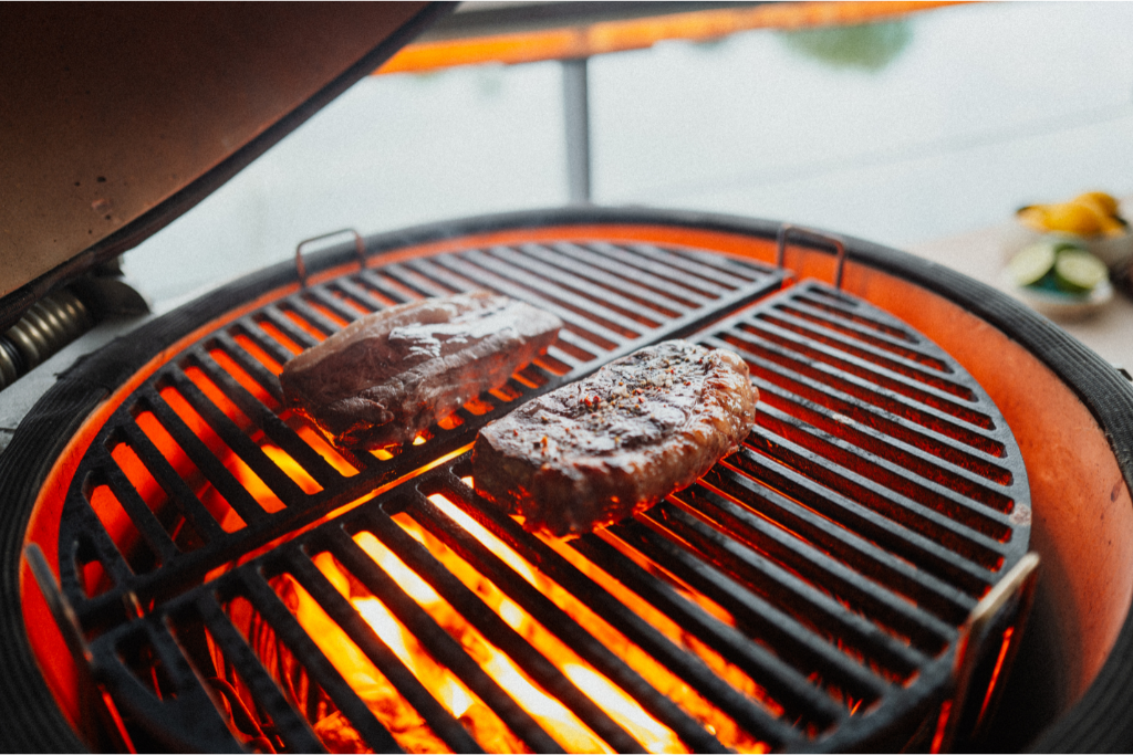 Blick in den geöffneten Compadre in dem ein dry-aged Steak sein Finish bekommt