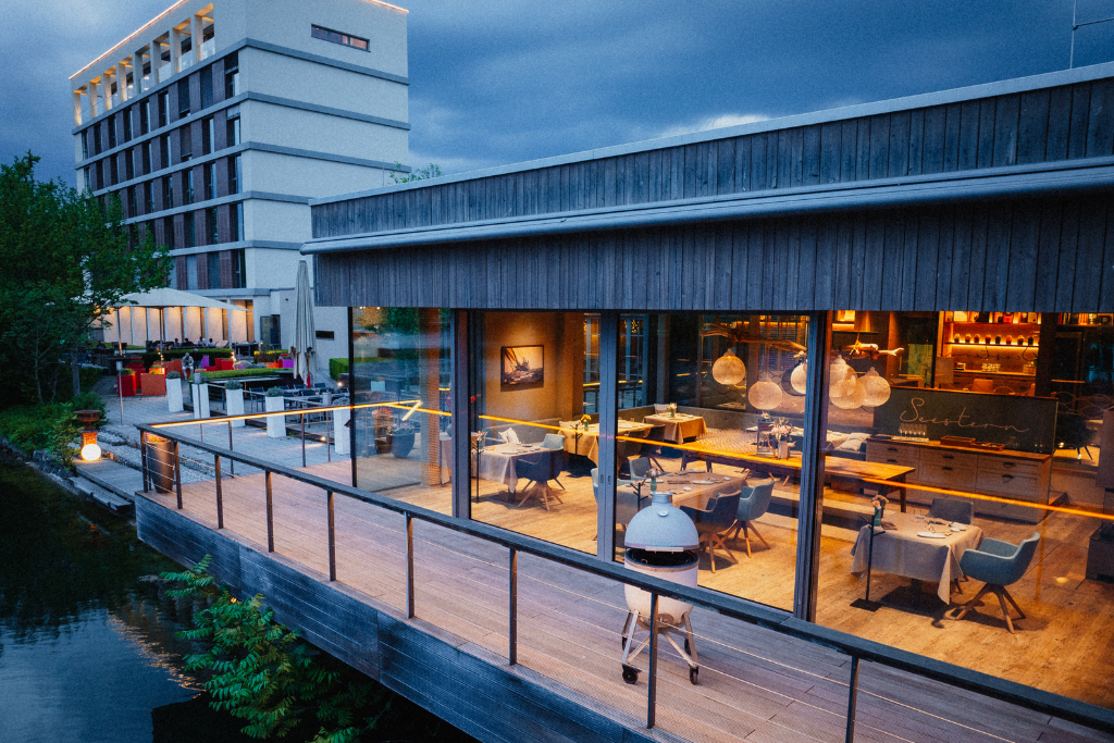 Blick auch das beleuchtete Gourmet-Restaurant Seestern in Ulm mit Compadre auf der Terrasse