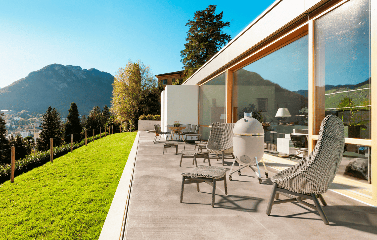 Compadre Grillofen auf Terrasse moderne Architektur Alpen