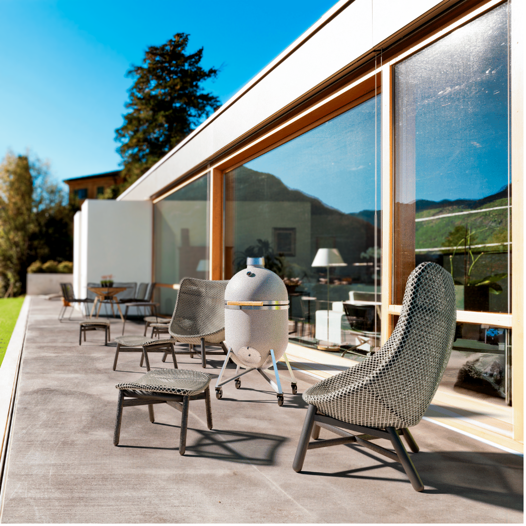 Compadre Grillofen auf Terrasse moderne Architektur Alpen