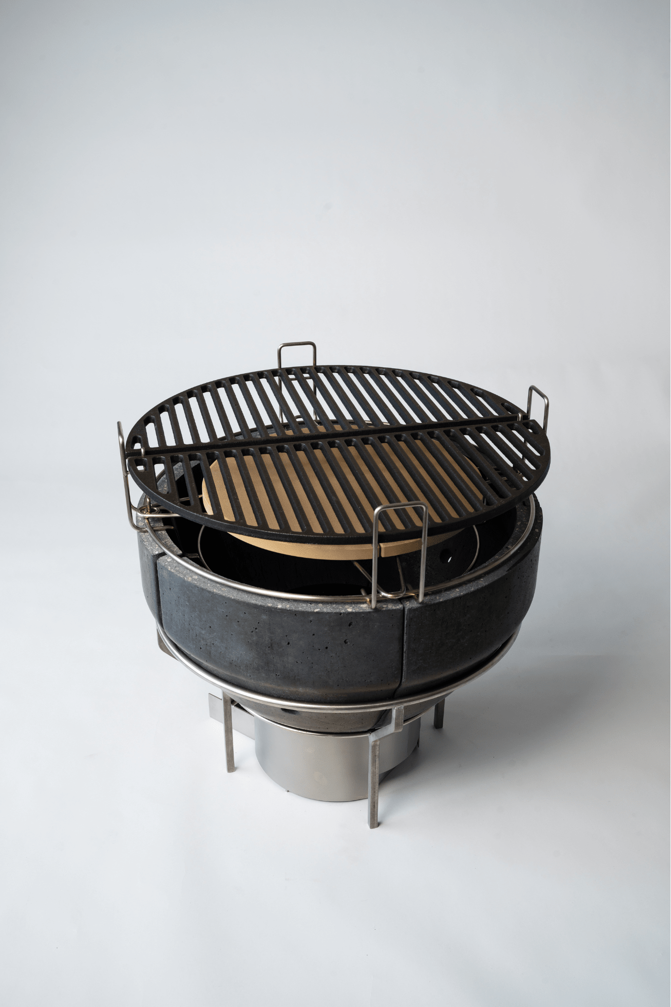 Das modulare Innenleben des Compadre Grill & Ofen mit Rostsystem, Feuerkorb und Lufttrichter für präzise Hitzesteuerung