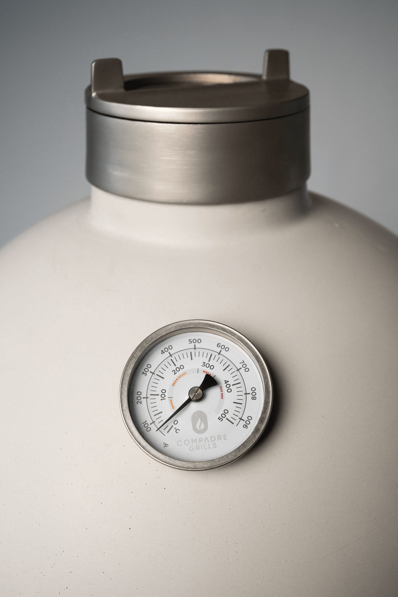 Der Körper des Compadre aus Thermo-Sichtbetons für überlegene Hitzekontrolle, sanfte Haptik und Langlebigkeit.